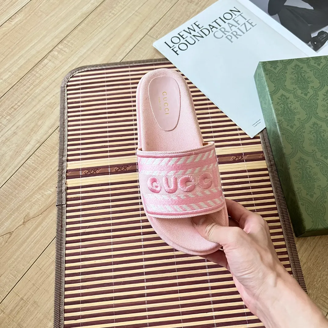 👟👟Ex-factory price 420👟👟 High-end women's shoes Gucci's latest limited edition thick-soled slippers. Top quality sale. Purchase authentic products. The material and craftsmanship are consistent with the original. Upper: original special printing process. Lining: dyed sheepskin. Outsole: Italian private model outsole. Size: 35-43M standard size. 41, 42 custom-made and non-refundable. Sole thickness: 5.5cm. Forefoot 4cm.